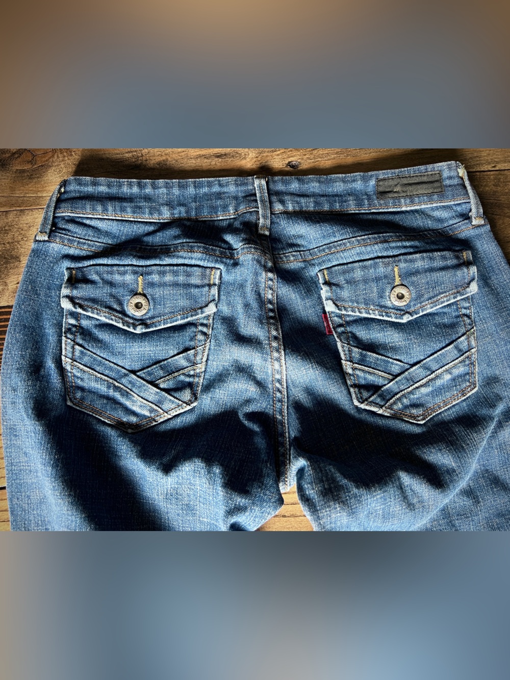 LEVI’s • 547 Platinum Flare Jeans 30” Waist Low Rise Y2K Medium Wash pocket flap - Picture 8 of 16